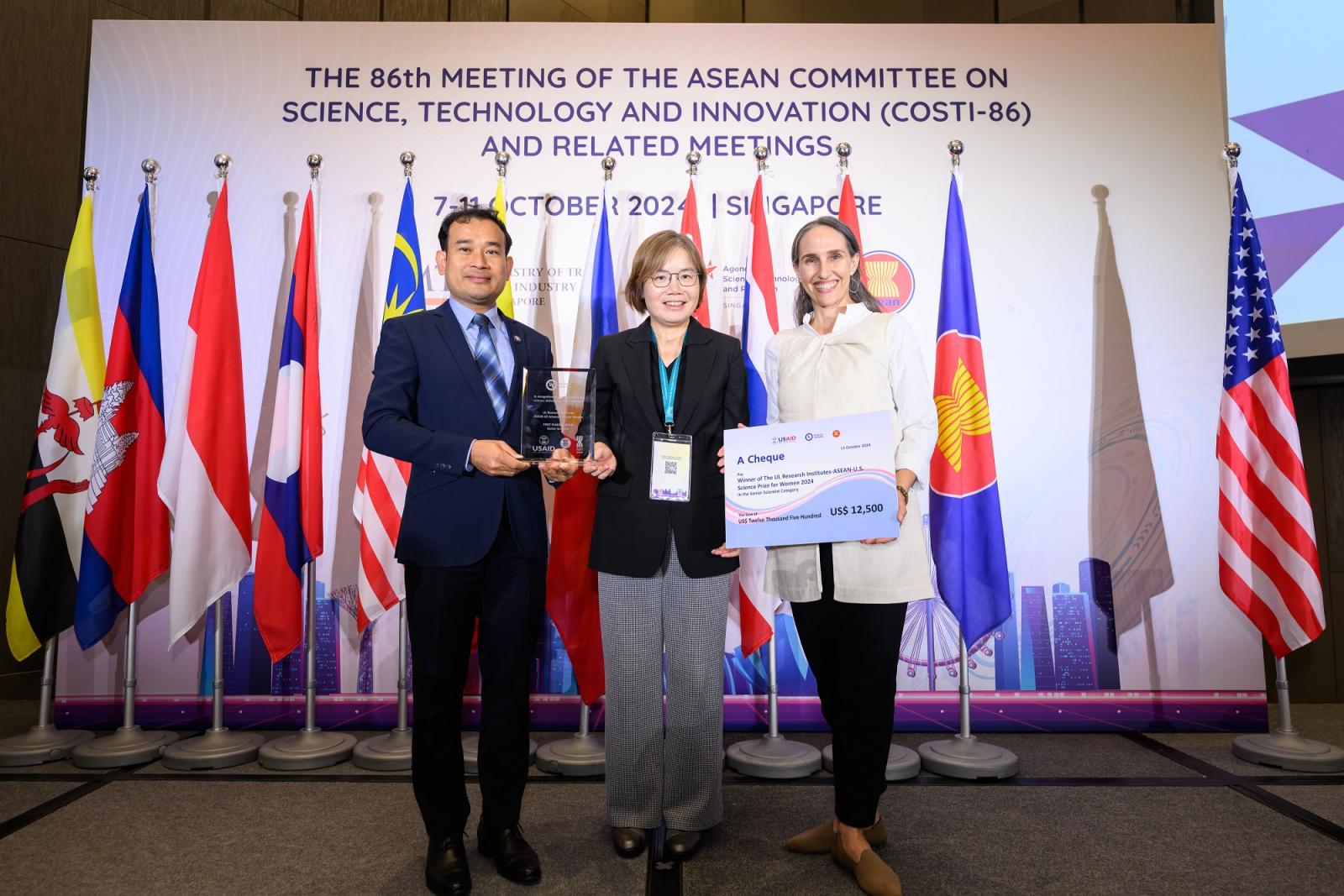 Dr. H Seingheng, ASEAN COSTI chair; Dr. Lam Yeng Ming, winner in the senior category; Dr. Kelly Keena, senior director of research experiences and education at ULRI